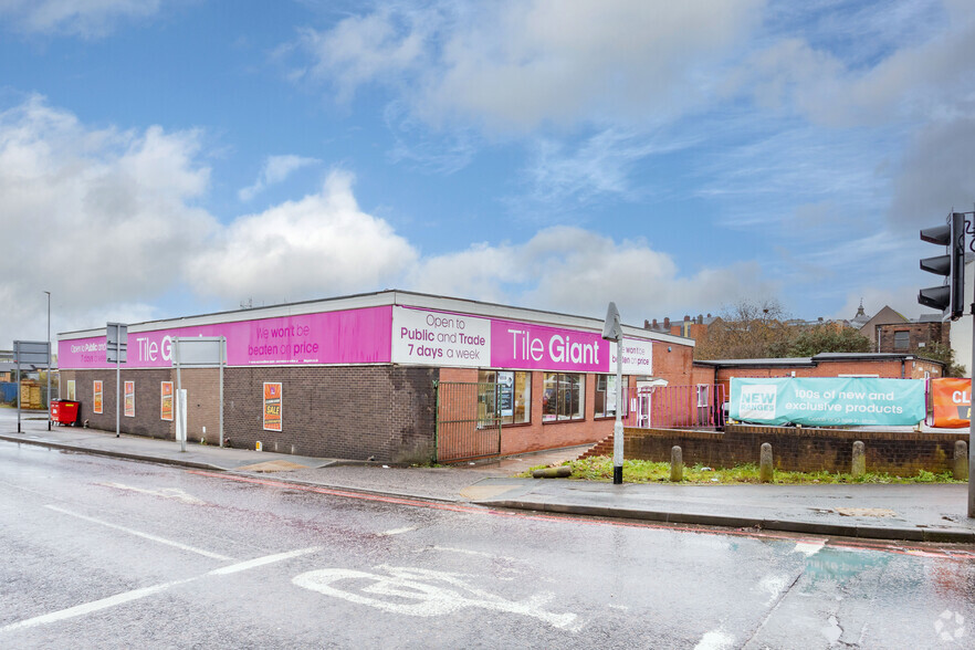 32 Waterloo Rd, Stoke On Trent for rent - Building Photo - Image 1 of 3