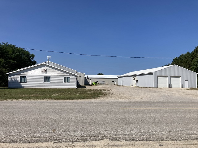 1954 Betsie River Rd, Interlochen, MI for sale - Building Photo - Image 1 of 32