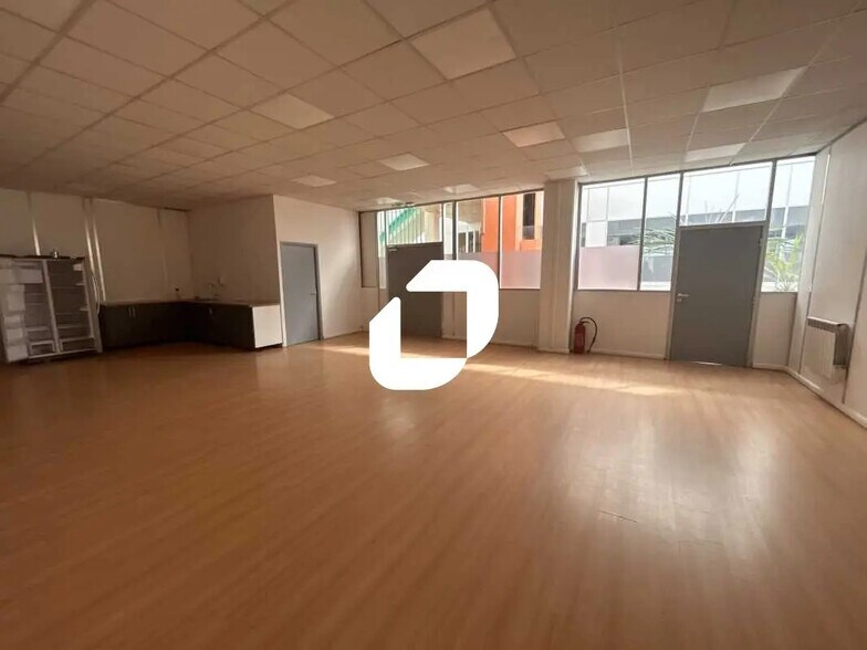 Office in Bezons to rent - Interior Photo - Image 3 of 12