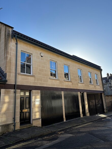 74 Circus Mews, Bath to rent - Primary Photo - Image 1 of 4