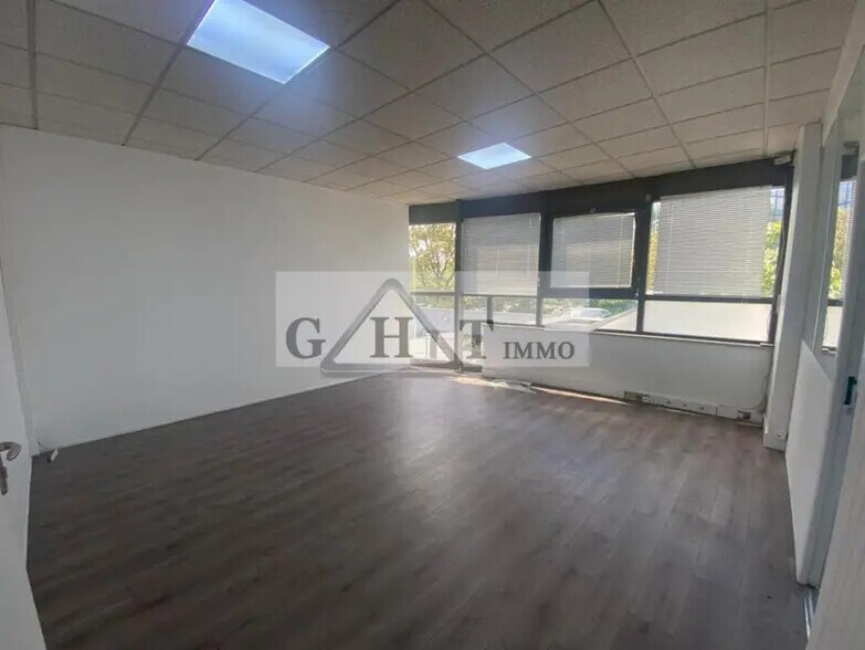 Office in Créteil to rent - Interior Photo - Image 2 of 3