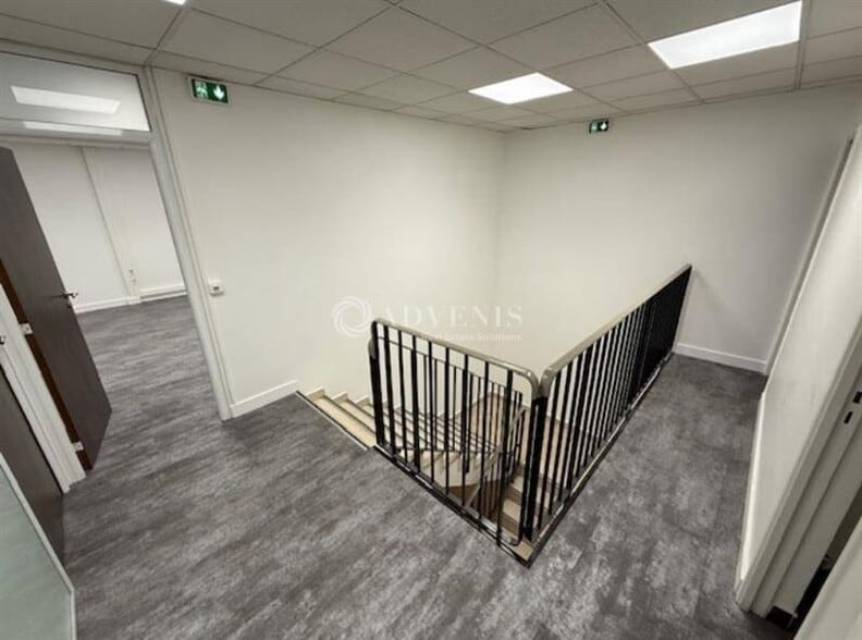 Industrial in Louvres to rent - Interior Photo - Image 2 of 7
