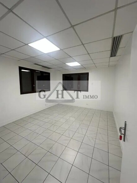 Office in Ris-Orangis to rent - Interior Photo - Image 3 of 18