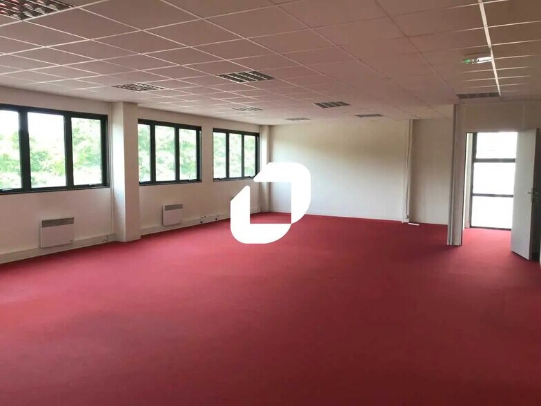 Office in Cergy to rent - Interior Photo - Image 1 of 6