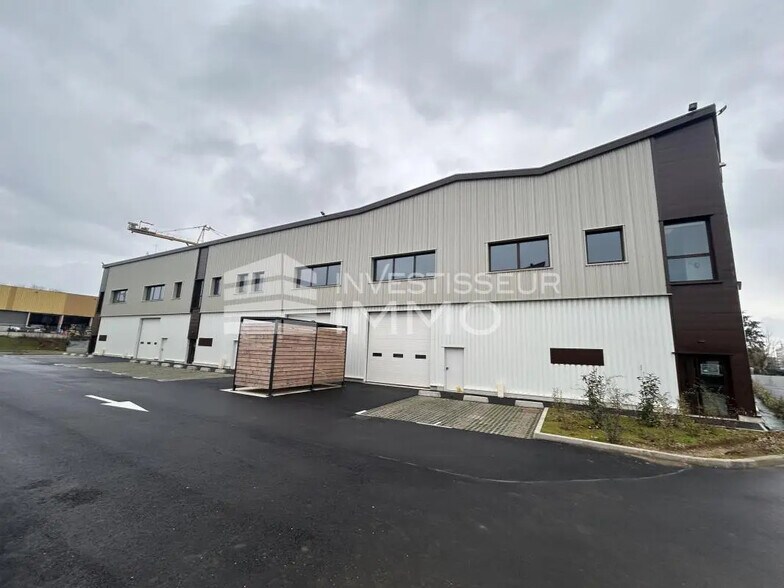 Light Industrial in Osny to rent - Building Photo - Image 2 of 11