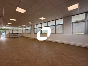 Office in Osny to rent Interior Photo- Image 1 of 11