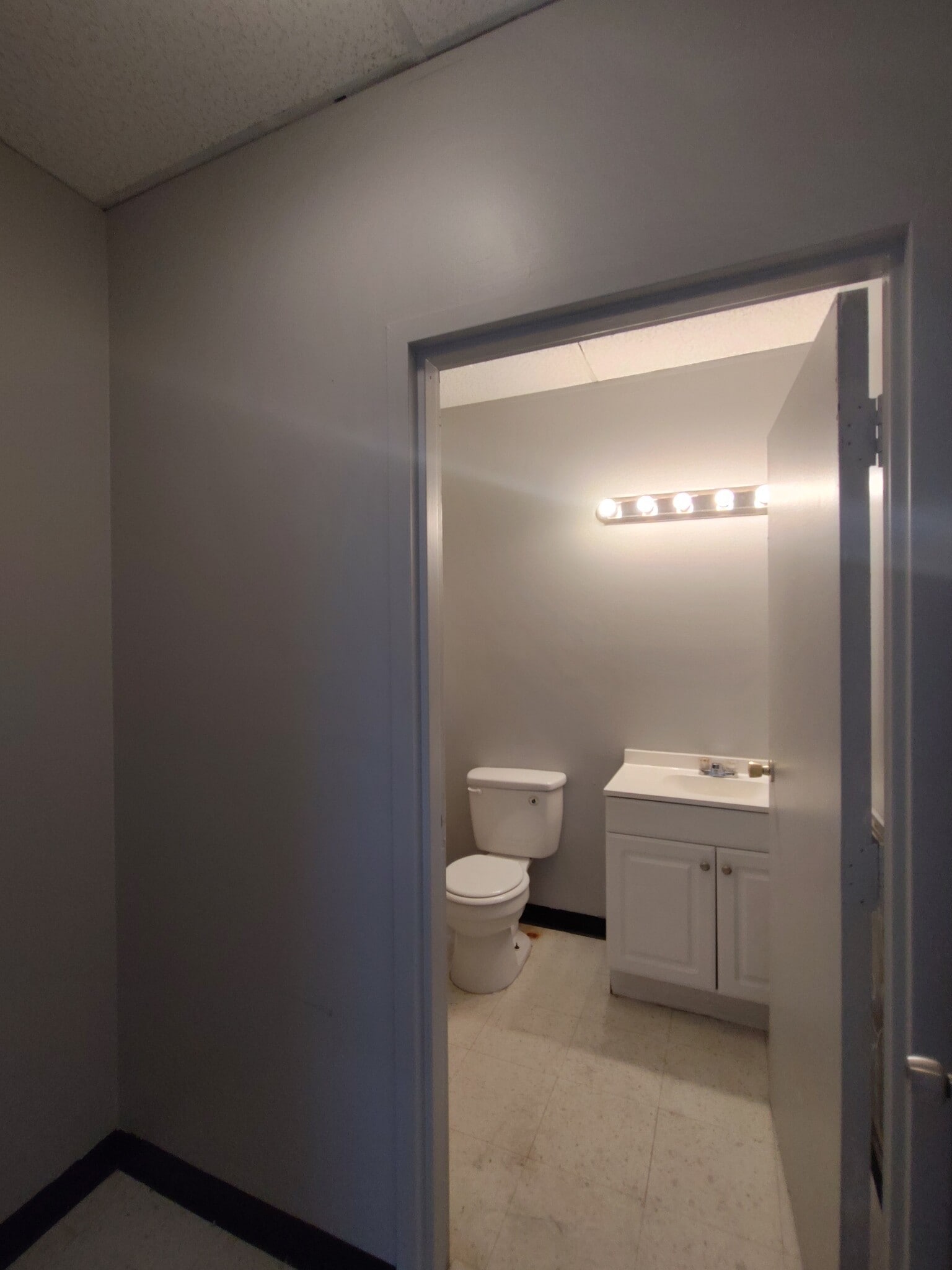 2945 Stone Hogan Connector Rd, Atlanta, GA to rent Interior Photo- Image 1 of 9