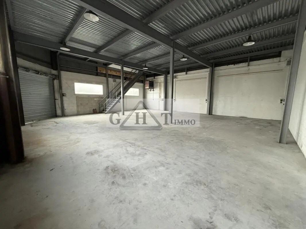 Industrial in Montreuil to rent Building Photo- Image 1 of 9