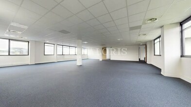 Office in Saint-Priest to rent Interior Photo- Image 1 of 3