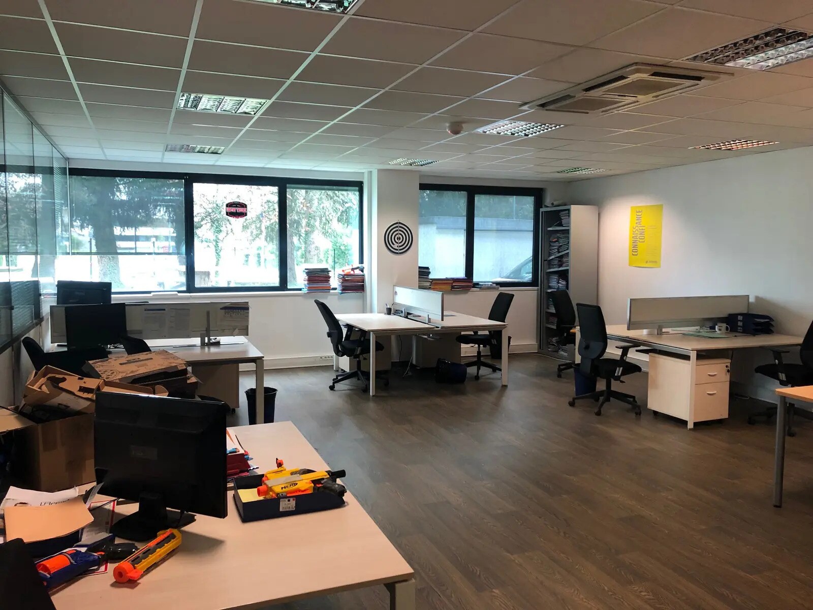 Office in CHAMPAGNE-AU-MONT-D'OR to rent Interior Photo- Image 1 of 8