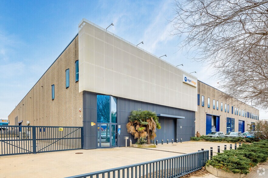 Industrial in L'Hospitalet de Llobregat, Barcelona to rent - Primary Photo - Image 1 of 6
