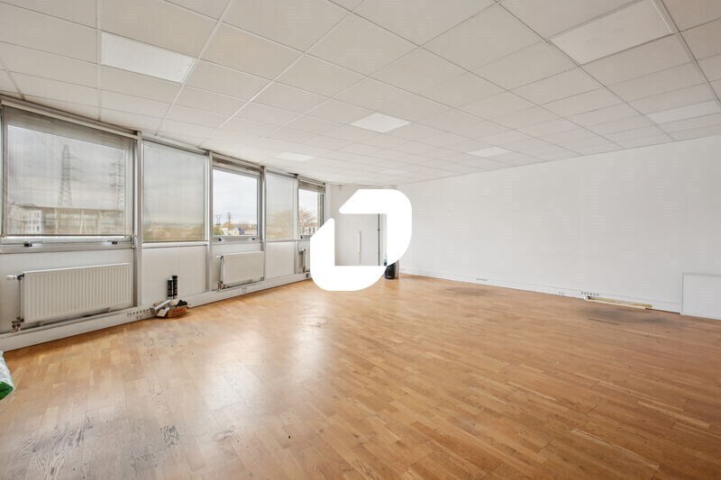 Light Industrial in Nanterre to rent - Interior Photo - Image 3 of 14