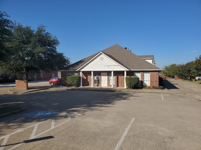 2707 Bolton Boone Dr, DeSoto, TX for rent - Building Photo - Image 1 of 5