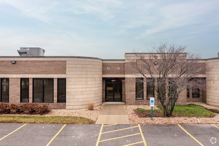 665-675 Tollgate Rd, Elgin, IL for rent - Building Photo - Image 3 of 4