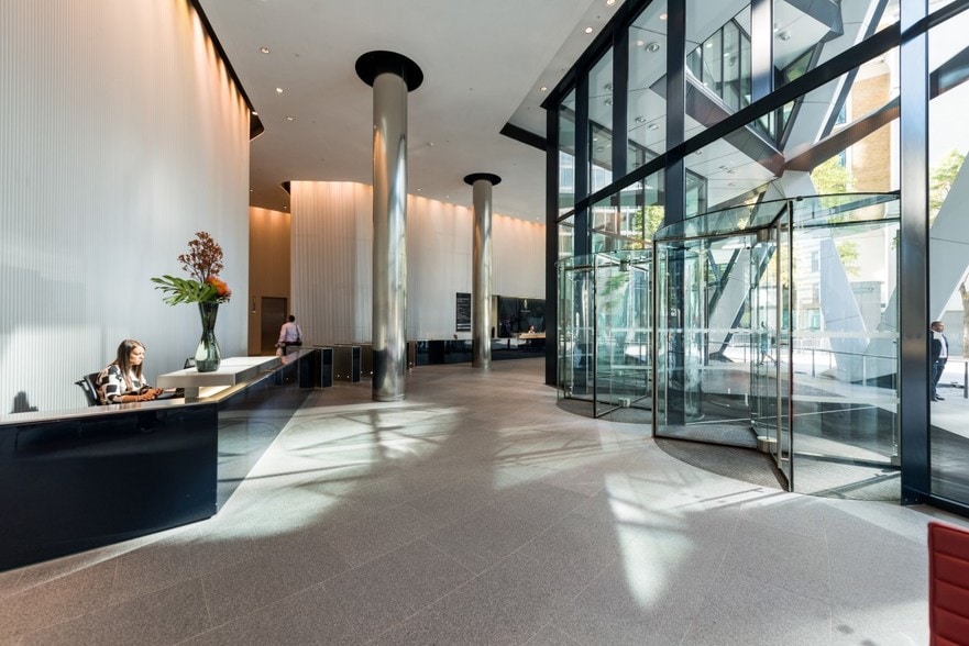 30 St Mary Axe, London to rent - Interior Photo - Image 2 of 8