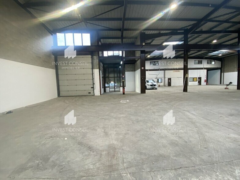 Light Industrial in Le Thillay to rent - Interior Photo - Image 3 of 11