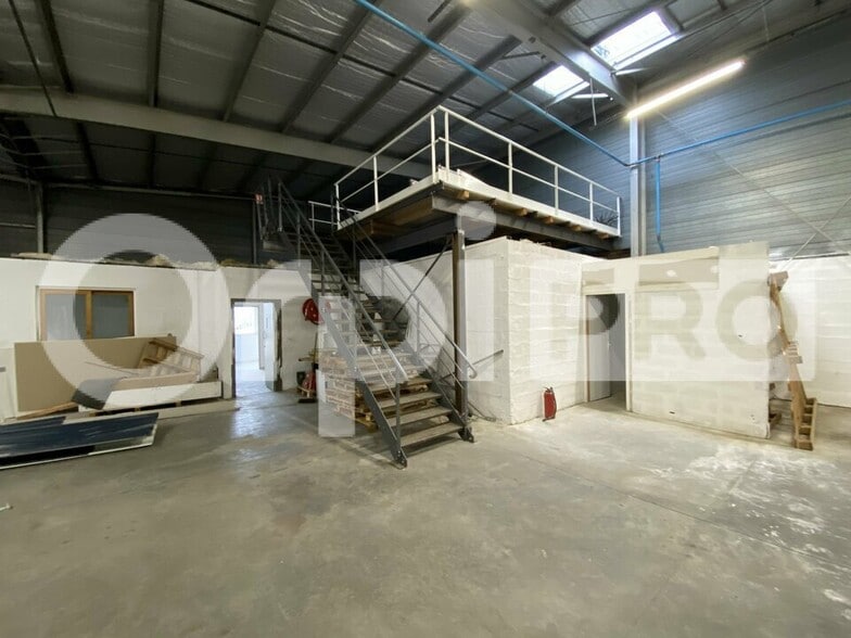 Industrial in Vaulx-en-Velin to rent - Interior Photo - Image 2 of 5