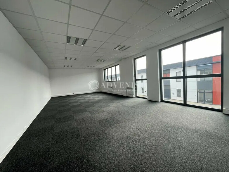 Light Industrial in Lieusaint to rent - Building Photo - Image 3 of 7