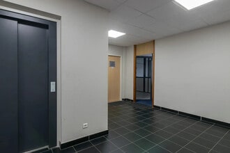 Office in Champagne-au-Mont-d'Or to rent Interior Photo- Image 1 of 8