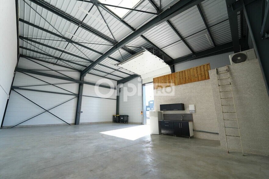147 Rue De L'Aeropostale, Colombier-Saugnieu to rent - Interior Photo - Image 3 of 9