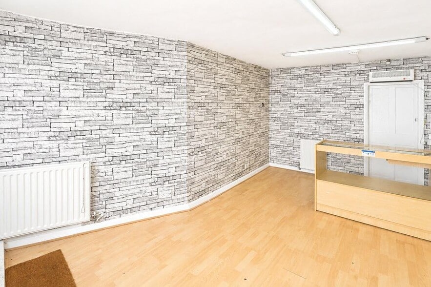 140 East St, South Molton to rent - Building Photo - Image 3 of 4