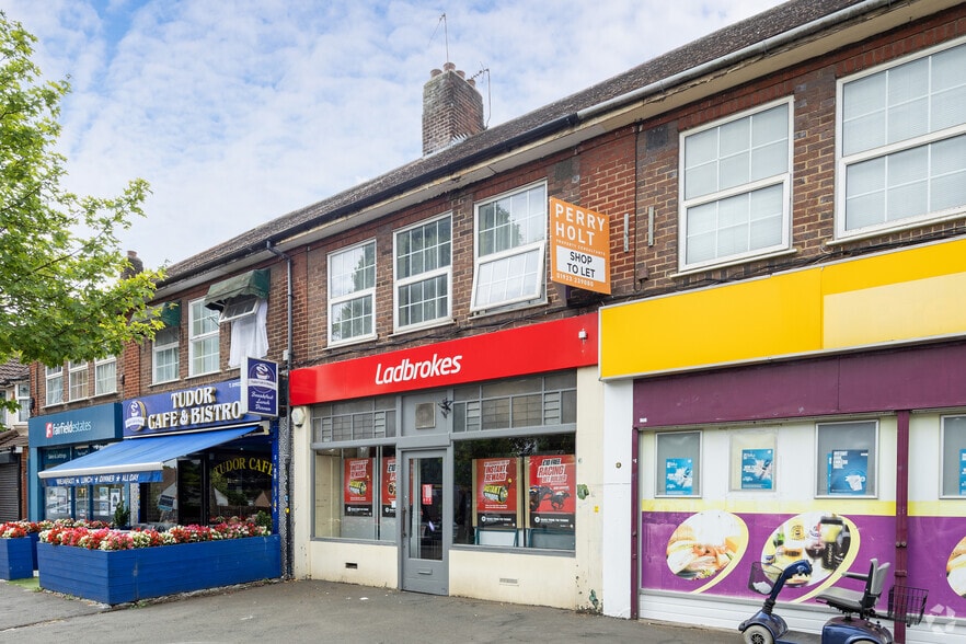 186B Bushey Mill Ln, Watford to rent - Primary Photo - Image 1 of 5