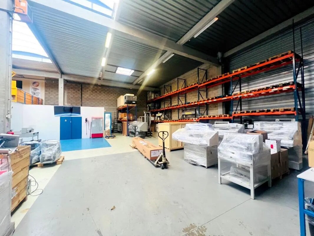 Light Industrial in Trappes for sale Interior Photo- Image 1 of 8