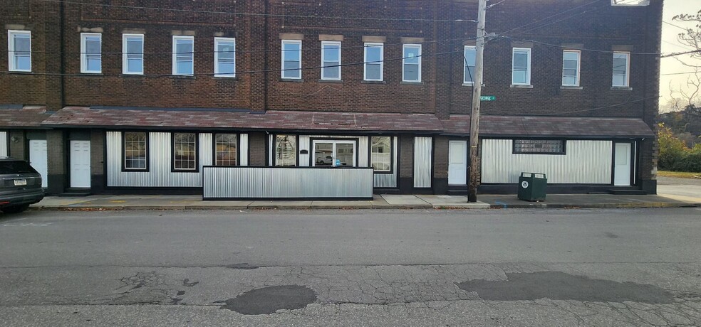 373 Munson Ave, Mc Kees Rocks, PA for rent - Building Photo - Image 1 of 3