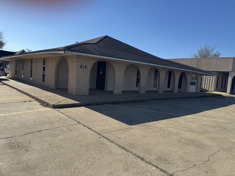 212 E Houston St, Cleveland, TX for rent - Primary Photo - Image 1 of 1