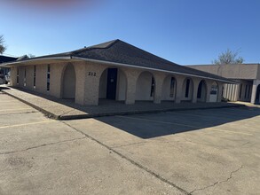 212 E Houston St, Cleveland, TX for rent Primary Photo- Image 1 of 2