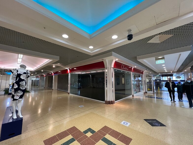 Wellington St, Aldershot to rent - Building Photo - Image 2 of 11