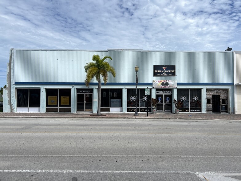 200-208 Avenue A, Fort Pierce, FL for rent - Building Photo - Image 1 of 8