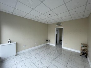 14-16 Denholme Gate Rd, Hipperholme for rent Interior Photo- Image 2 of 6