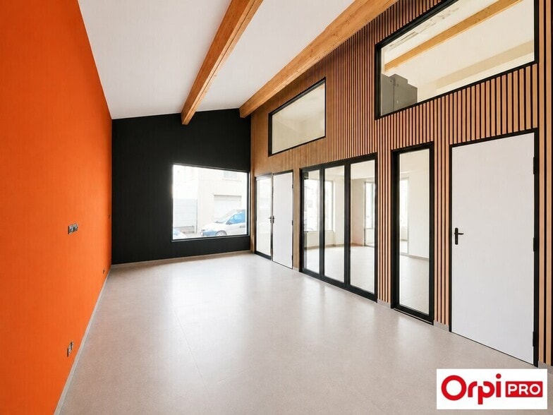 Office in Givors to rent - Building Photo - Image 1 of 6