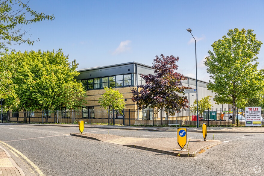 9 Central Way, London to rent - Building Photo - Image 2 of 5