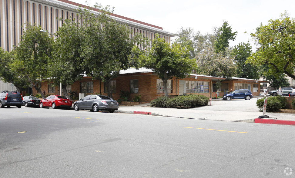 333 E Walnut St, Pasadena, CA for rent - Building Photo - Image 3 of 9