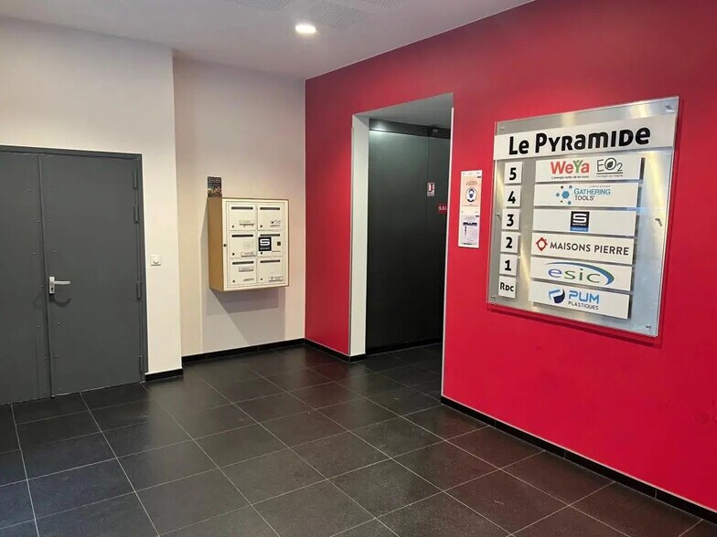 36 Avenue Pierre Brossolette, Malakoff to rent - Lobby - Image 2 of 9