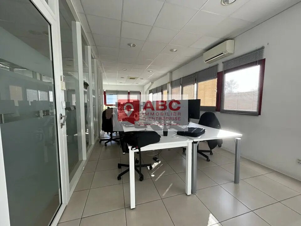 Location Bureaux 175 m² - Photo 1