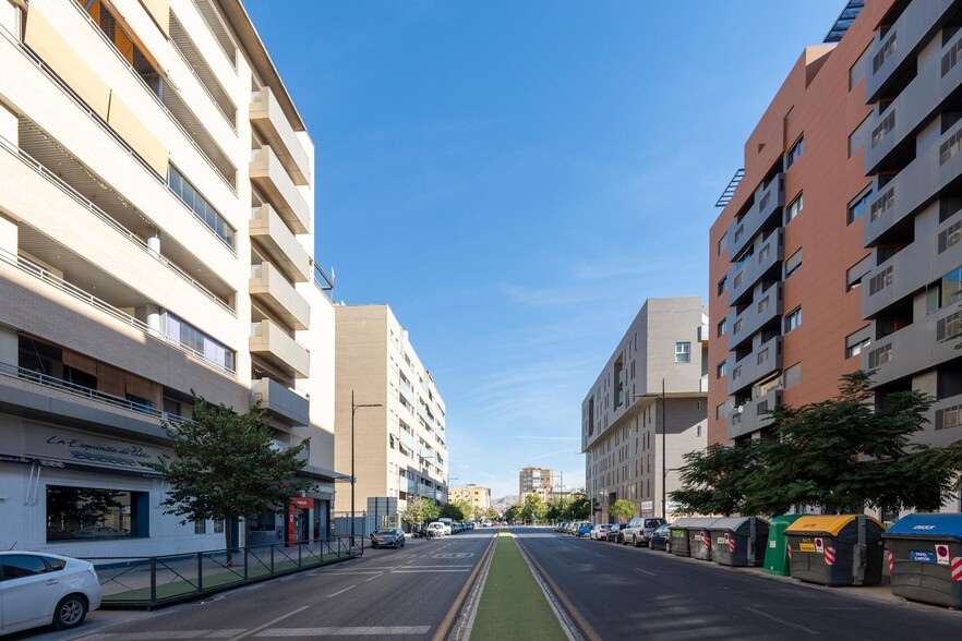 Plaza Catedrática Asunción Linares, 1, Granada, Granada for sale - Building Photo - Image 2 of 22