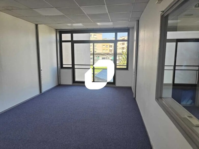 Office in Nanterre for sale - Interior Photo - Image 2 of 4