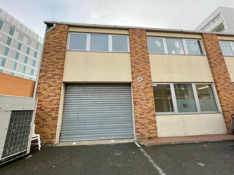 Industrial in Montrouge to rent - Building Photo - Image 1 of 7