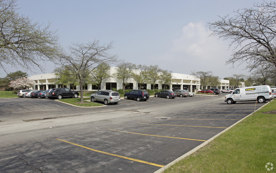 818-890 Oak Creek Dr, Lombard, IL for rent - Primary Photo - Image 1 of 9