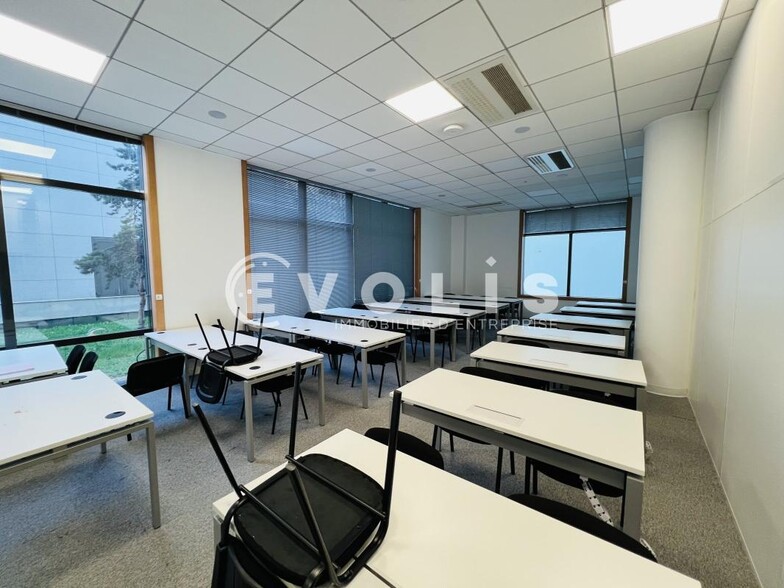 13 Boulevard Du Mont D'Est, Noisy-le-Grand to rent - Interior Photo - Image 3 of 14