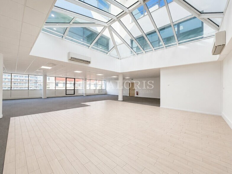 Office / Retail in Lyon to rent - Building Photo - Image 3 of 27