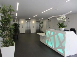 Office in Charenton-le-Pont to rent Lobby- Image 1 of 8