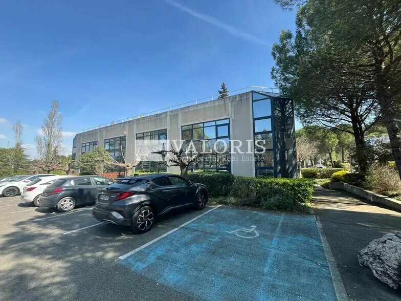 Office in Aix-en-Provence to rent - Building Photo - Image 2 of 12