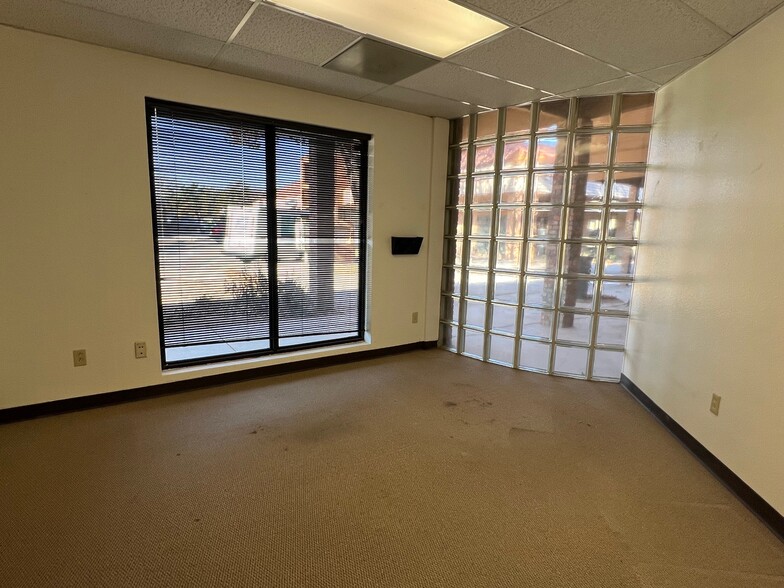 4415-4417 71st St, Lubbock, TX to rent - Building Photo - Image 3 of 8