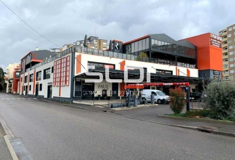 Retail in Bourgoin-Jallieu to rent - Building Photo - Image 3 of 6