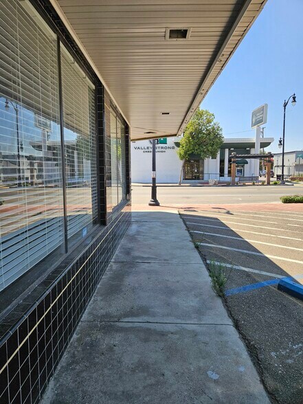 211 E Yosemite Ave, Manteca, CA for rent - Building Photo - Image 2 of 15