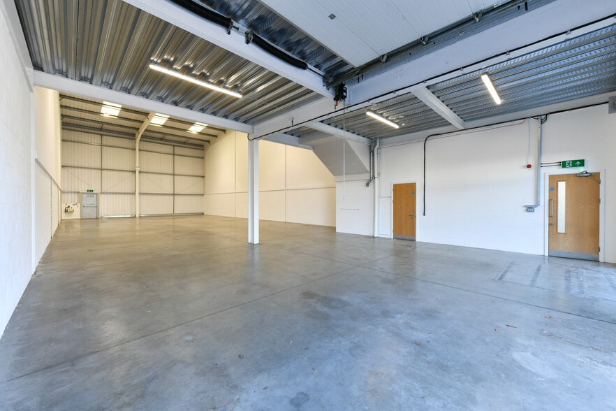Commerce Way, Croydon to rent - Interior Photo - Image 3 of 5
